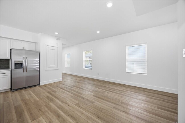 Building Photo - 801 E 32nd 1/2 St