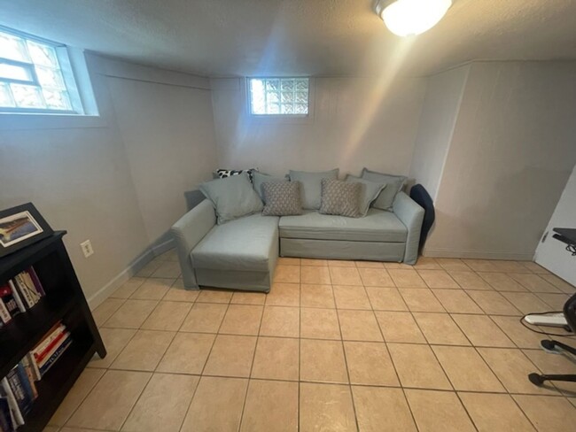 Building Photo - Beautiful, Charming and Well Maintained Fo...