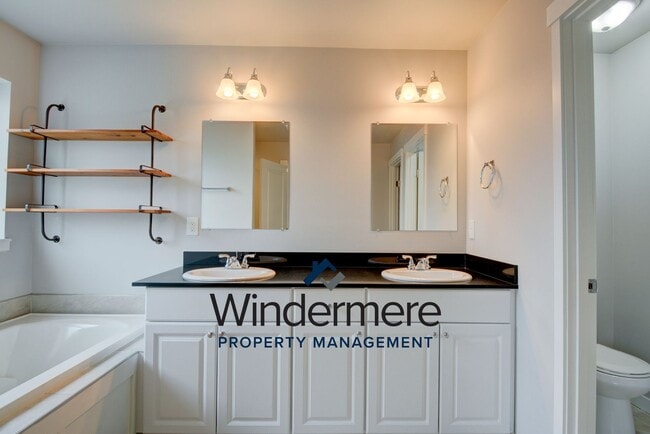 Building Photo - Newer Build 3 Bedroom 2.5 Bathroom Townhome