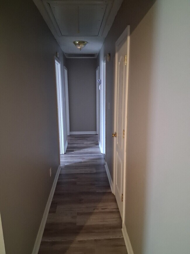 Building Photo - 120 Woods Edge Dr