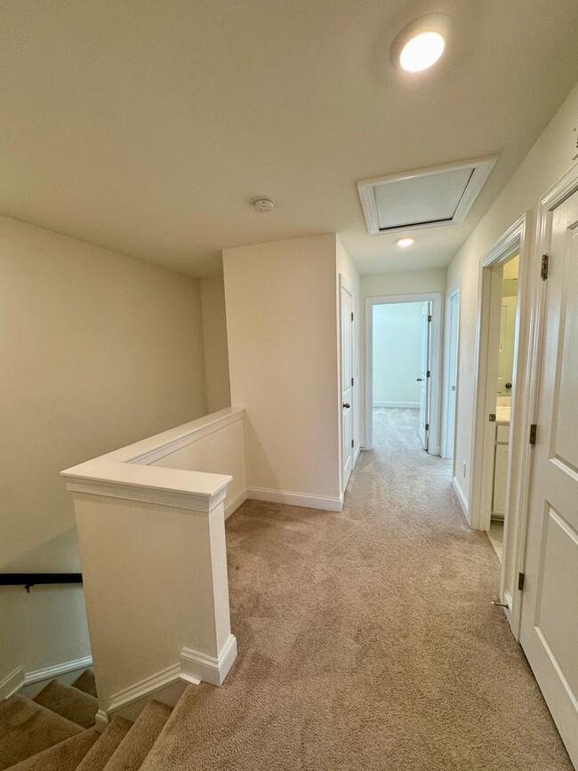 Building Photo - Beautiful Belmont Townhome Located in Laur...