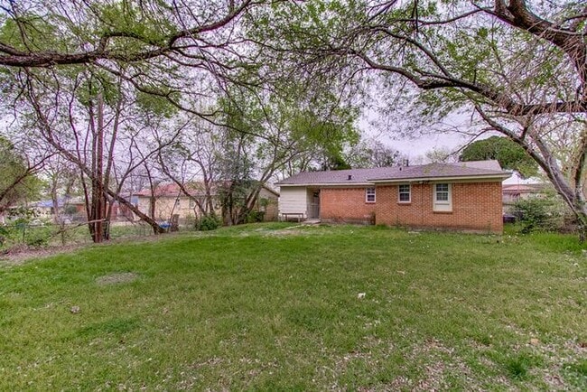 Building Photo - No Application Fees* $500 off 1st months r...