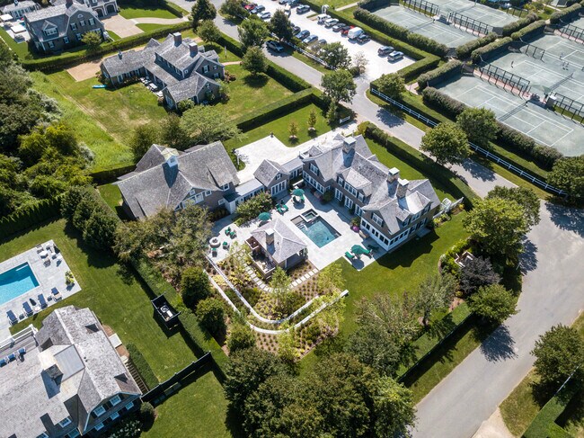 Building Photo - 3 Field Club Dr