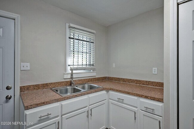 Building Photo - 2036 W 11th St