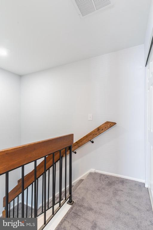 Building Photo - 8708 Village Square Dr