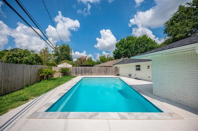Building Photo - 5221 Libbey Dr