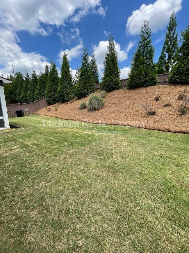 Building Photo - 1825 Dahlia Dr