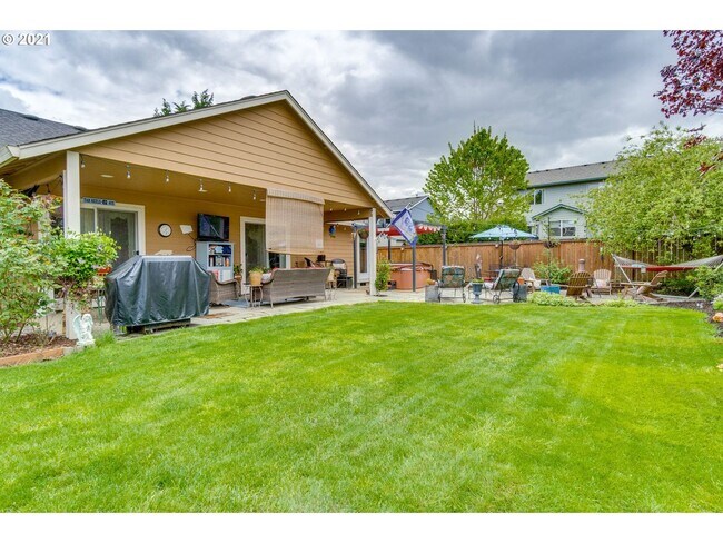 Building Photo - Charming One Level Custom Home