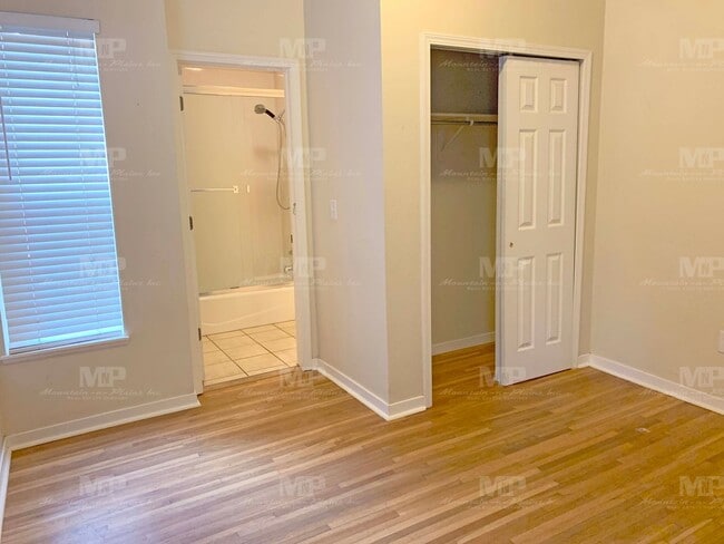 Building Photo - House on Howes!