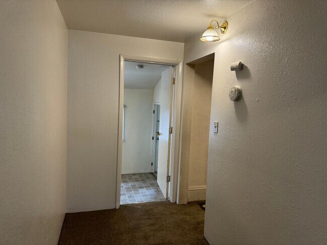 Building Photo - Large 4 bedroom, 1.5 bathroom farm house on River Rd!