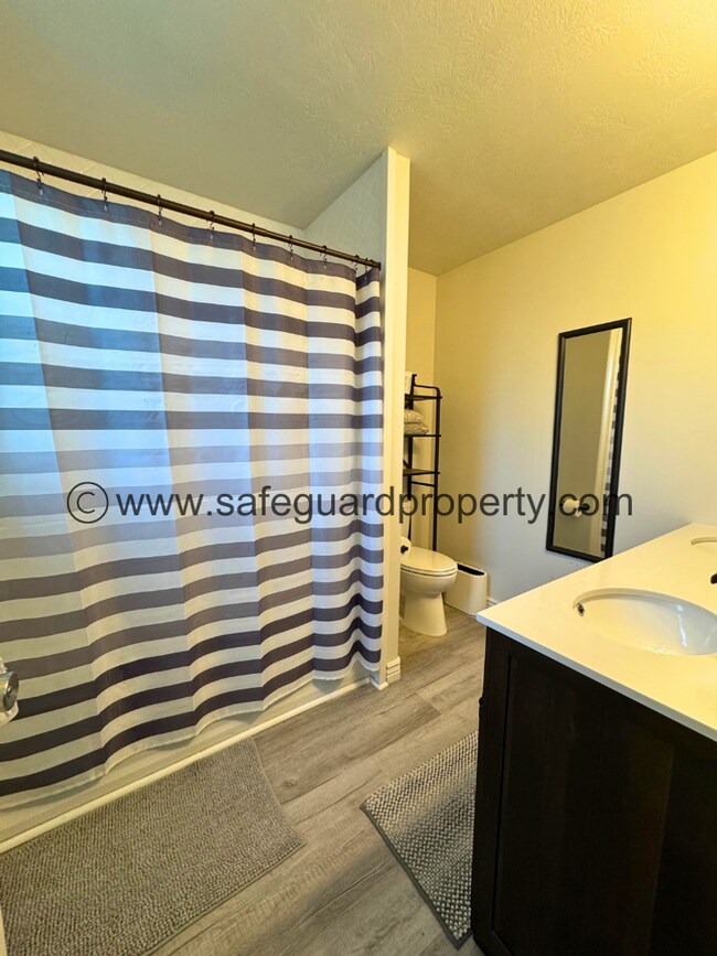 Building Photo - Welcoming Multi-Level Home for Rent in Wes...