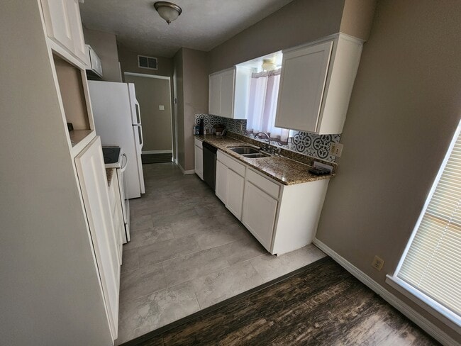 Kitchen - 5109 Bastille Ave