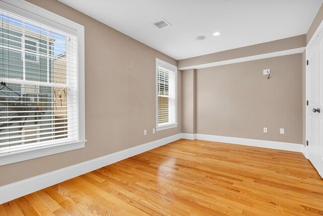 Building Photo - 83 Dresser St