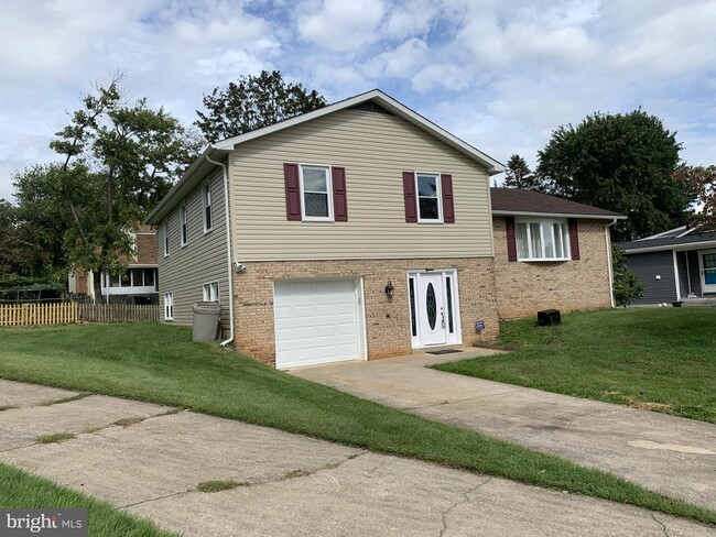 Building Photo - 18 Flanders Ridge Ct
