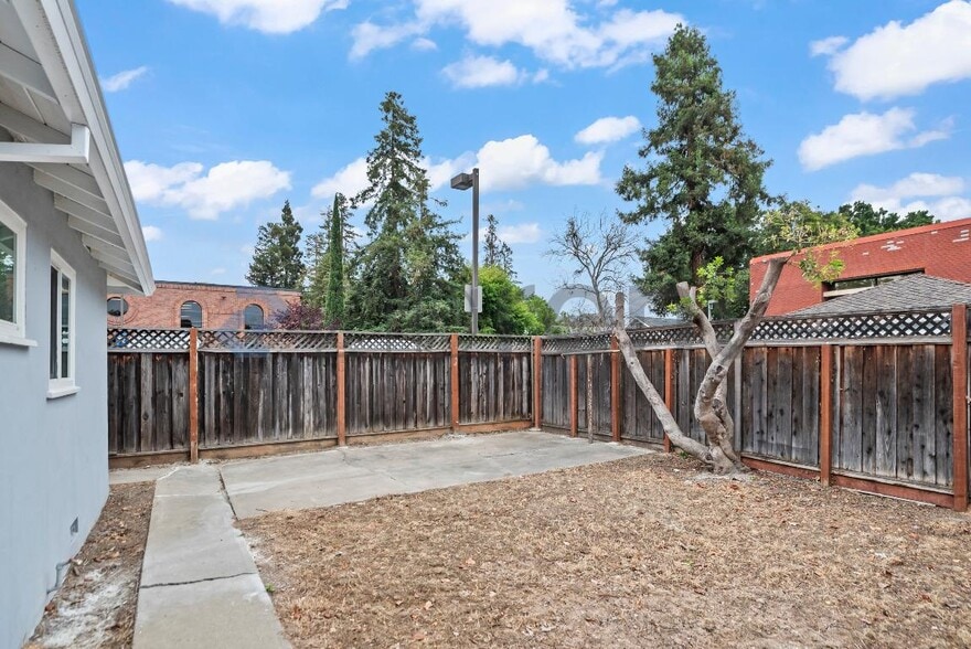 Building Photo - 743 Miller St