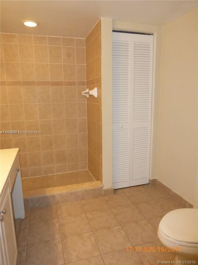 Building Photo - 529 E Sheridan St