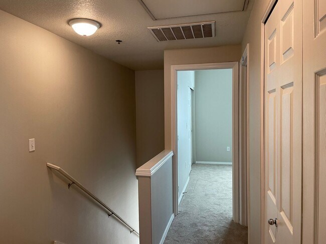 Building Photo - Beautiful 2Bd/2Ba Townhome in Notting Hill...