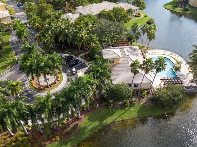 Building Photo - 1700 Crestwood Ct S