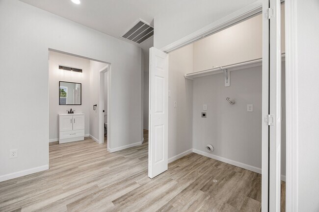 Building Photo - 8 Donna Ct