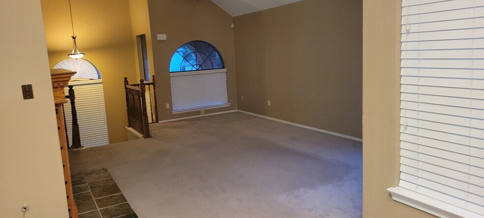 Building Photo - 420 Kyle Dr