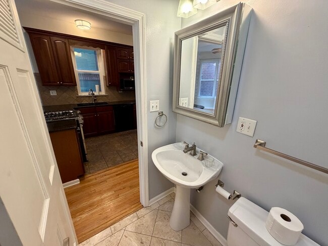 Building Photo - 1350 N Leavitt St