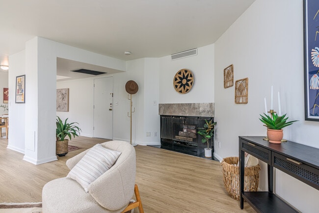 Building Photo - 2260 N Cahuenga Blvd