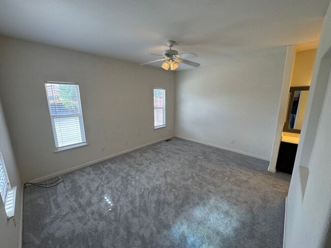 Building Photo - Quiet Home on Cul-De-Sac Available now!!