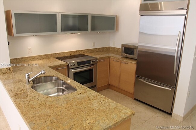 Building Photo - 16275 Collins Ave