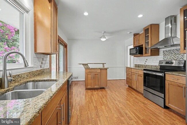 Building Photo - 604 Yeonas Dr SW
