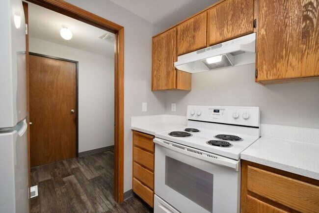 Building Photo - 3 bedroom townhouse with Garage!! Wont last! Call Now!!