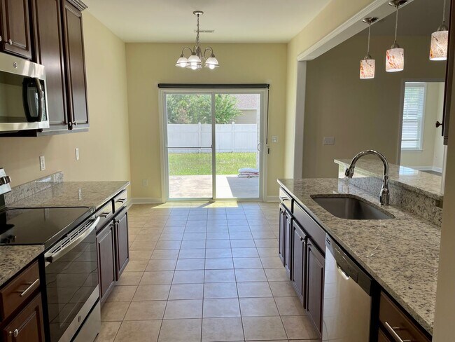 Building Photo - 3 Bedroom 2 Bathroom House with Large Fenc...