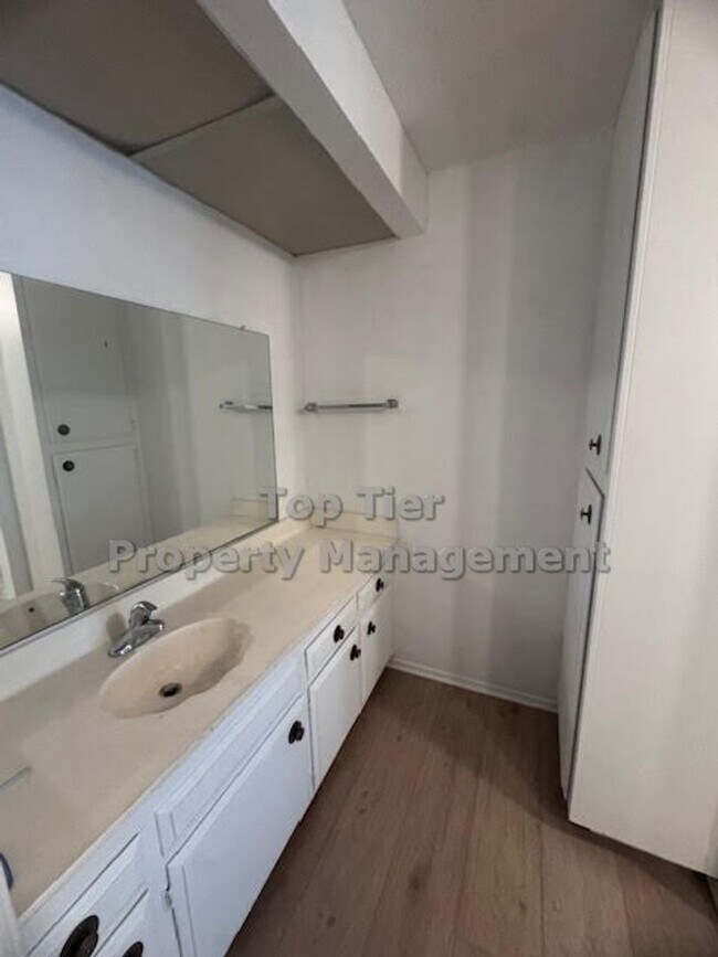 Building Photo - Rare Lower Unit with Stunning Views & In-Unit Laundry