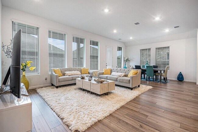 Building Photo - 705 Western Fern