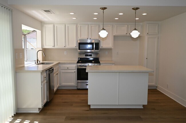 Building Photo - Immaculate 2 story 3 bedroom 2.5 bath house in Laguna Niguel