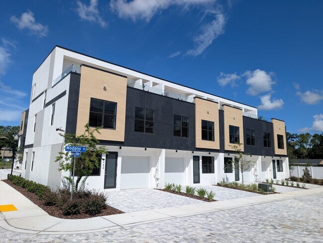 Building Photo - 8419 N Hubert Ave