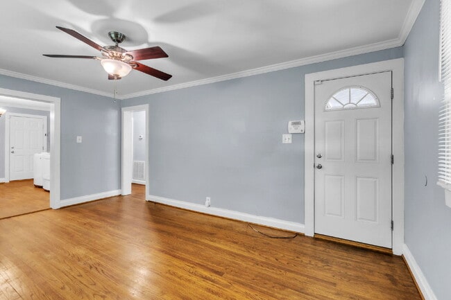 Building Photo - Cute Bungalow Style 2-Bedroom Haven with H...