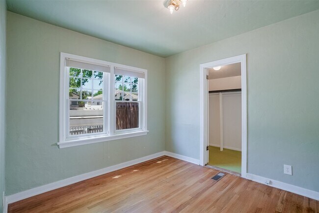Building Photo - Live on Historic Park Avenue in this 2 Bed 1.5 Bath Single Family Home!