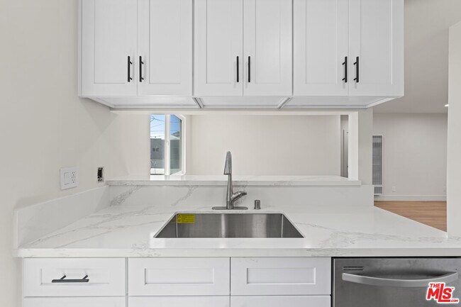 Building Photo - 635 Westmount Dr