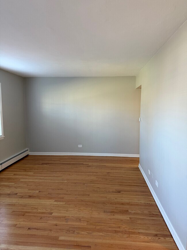 Building Photo - Colonial Gardens