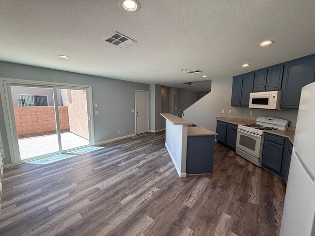 Building Photo - 684 Magrath St