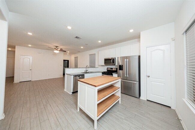 Building Photo - 31206 Whitfield Ct