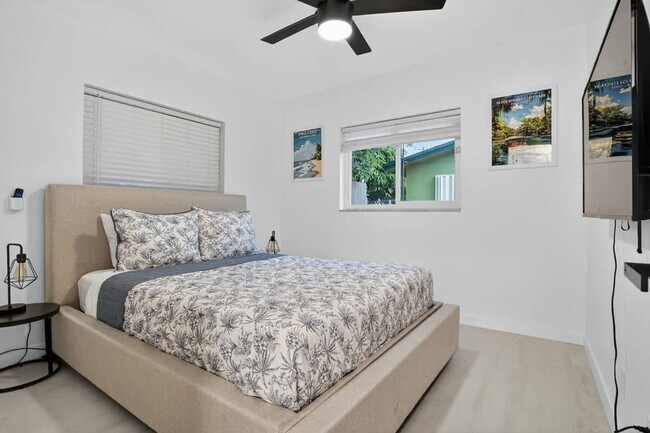 Building Photo - 5760 NE 18th Ave