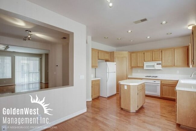 Building Photo - Immaculate 3Bdm 2.5Ba Townhouse with  2-Car Garage