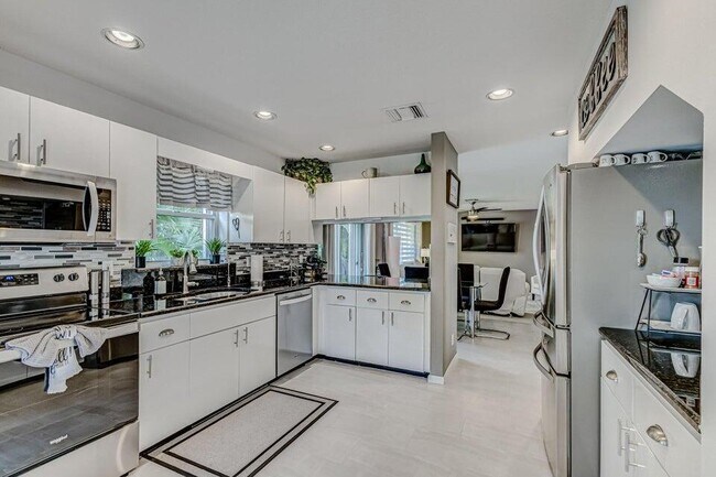 Building Photo - 18174 SE Fairview Cir