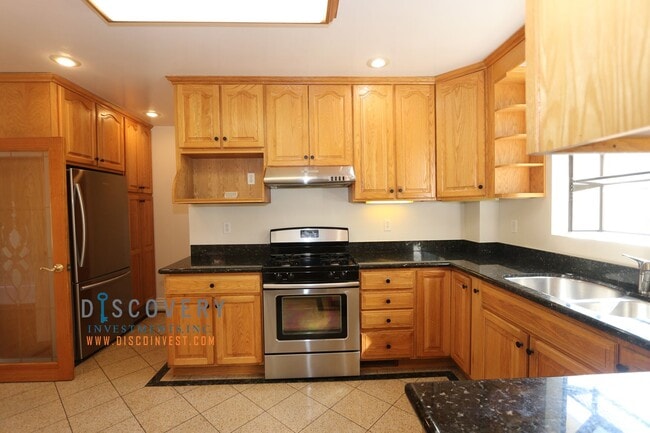 Building Photo - Coveted Piedmont Craftsman Home