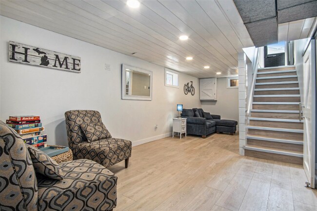 Building Photo - 2245 Lakeshore Dr