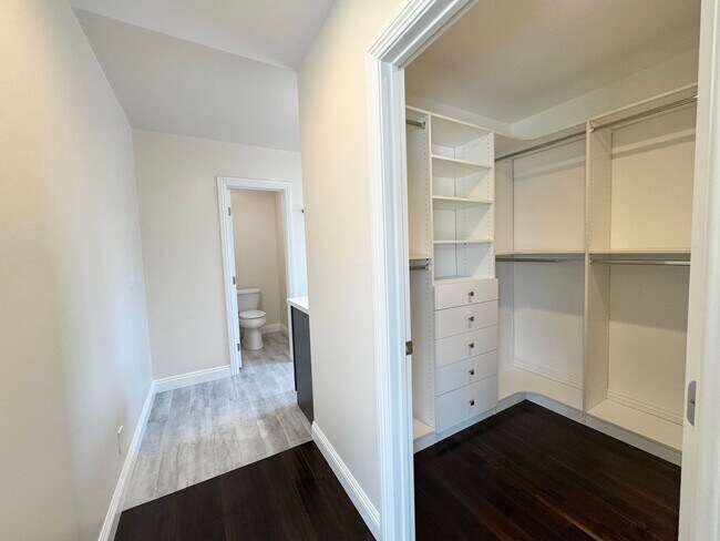 Building Photo - Beautiful 4 Bedroom 3.5 Bathroom Home in t...