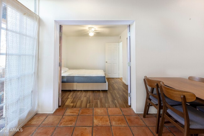 Building Photo - 922 W Mission Ln
