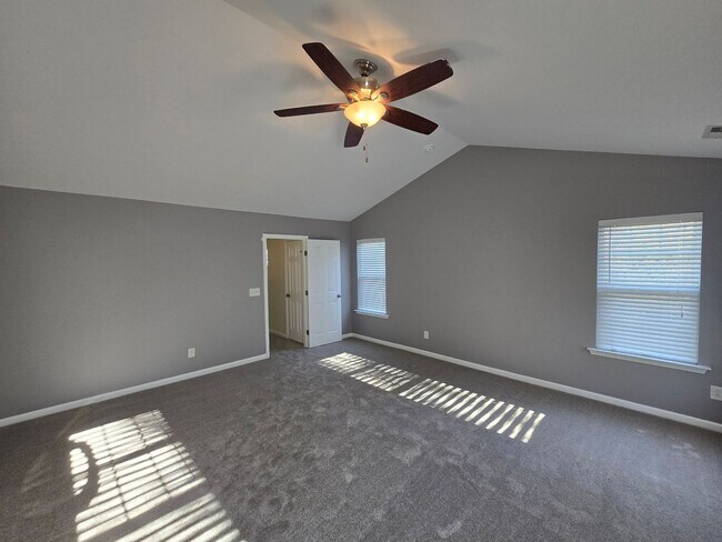 Building Photo - Bright & Beautiful Carriage House with Flexible 4-Bedroom Layout!