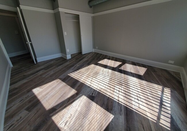 Building Photo - 4237 N Lincoln Ave